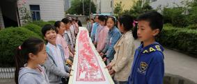 24名小学生完成12米长《清明上河图》剪纸